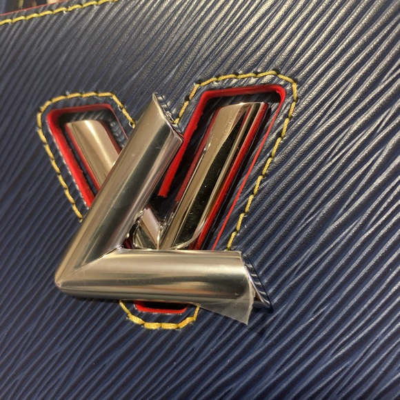 Louis Vuitton EPI Twist tote - Picture 12 of 17